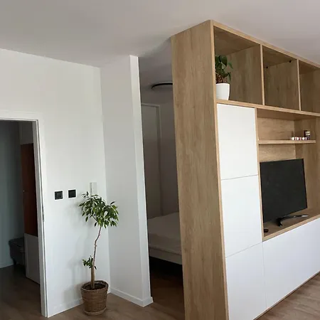 Petronela S Parkovacím Miestom Bratislava